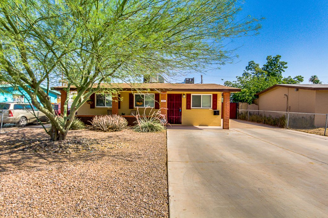 2032 E Howe Tempe - Front yard