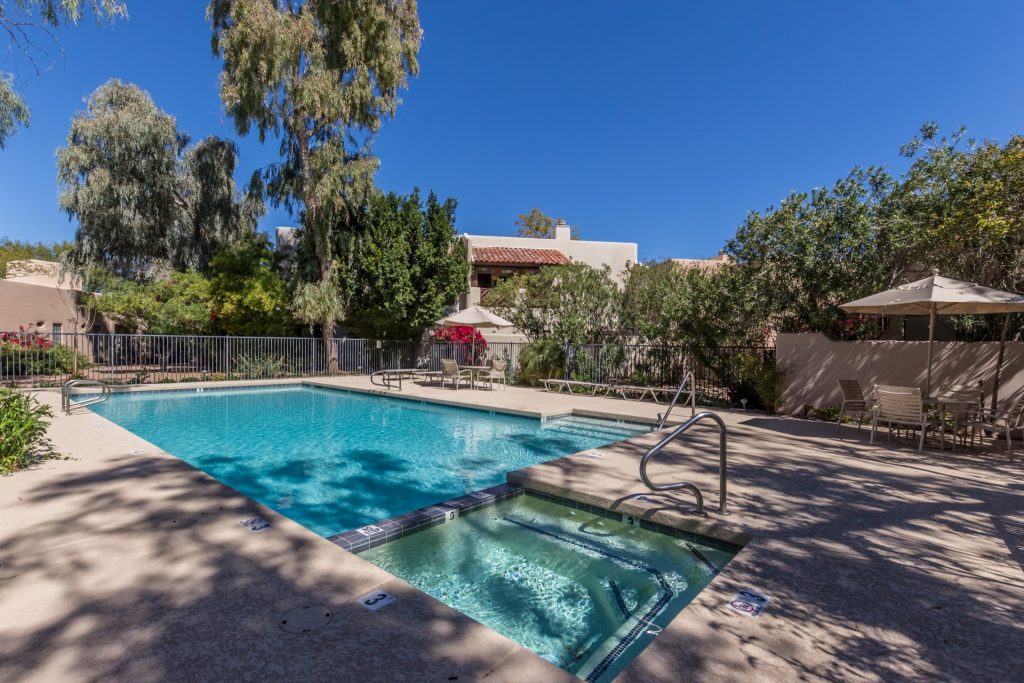 The Cottonwoods Tempe community pool